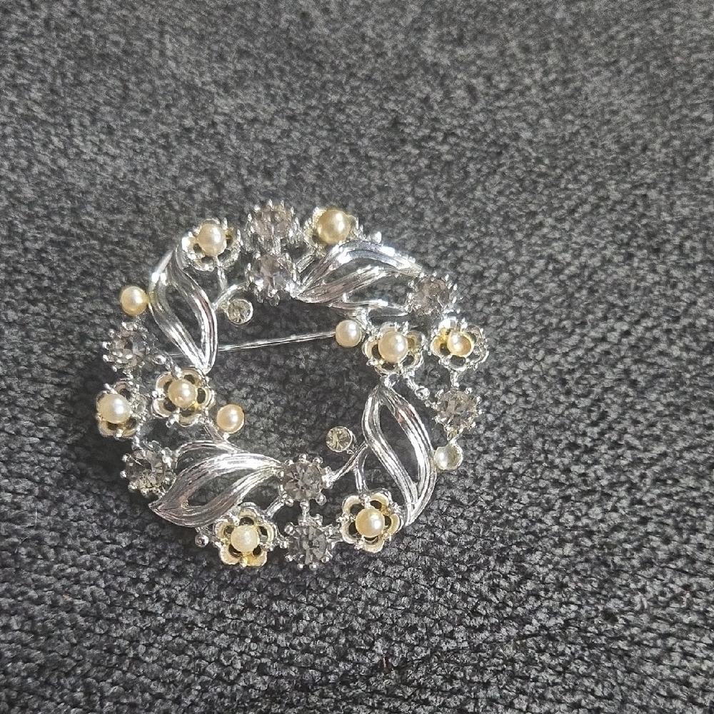 Lisner Vintage Wreath Brooch